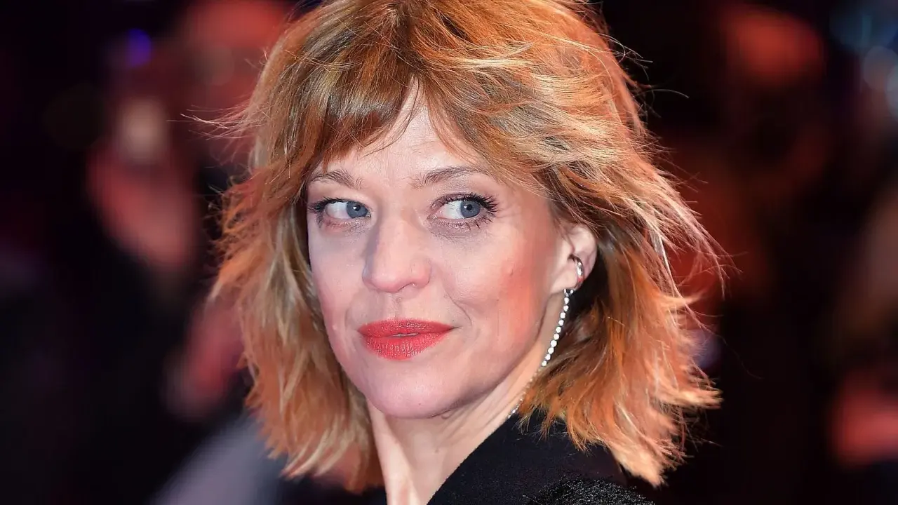 Freche, stufige Frisuren mittellang mit Pony, die dem Look eine jugendliche Ausstrahlung verleihen.