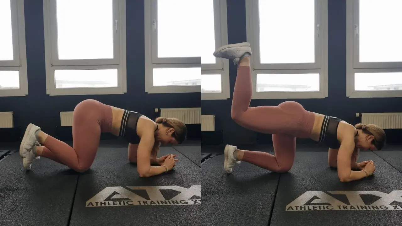 Frau trainiert Gesäßmuskeln auf einer Matte. Mit dieser Übung kannst du deine Reiterhosen wegtrainieren und deinen Po formen.