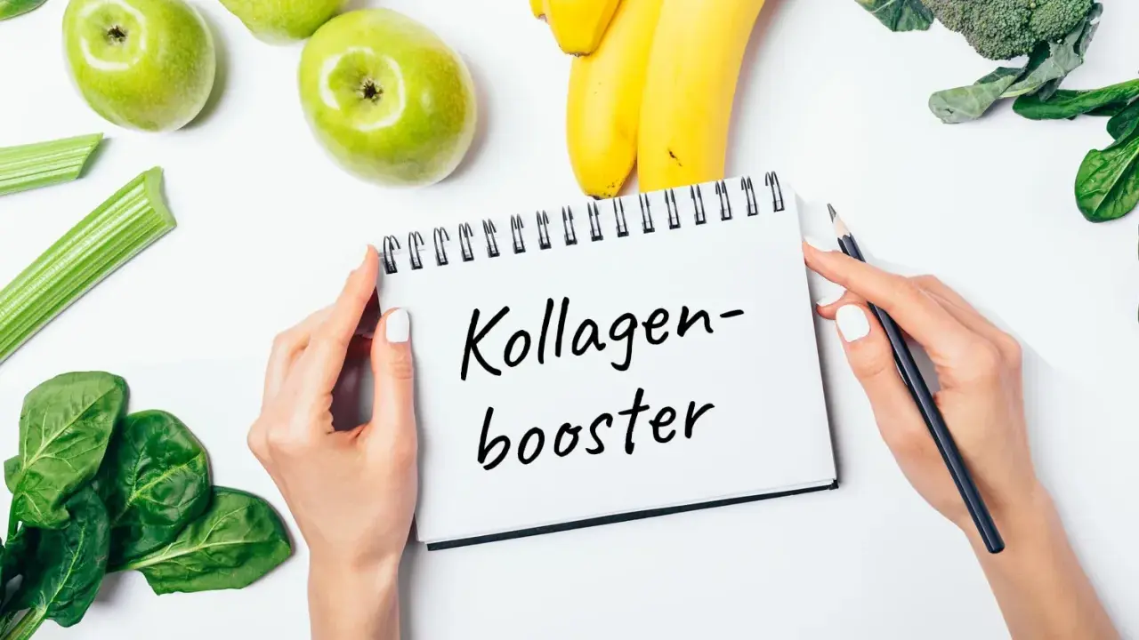 Hände halten Notizbuch mit "Kollagen-Booster". Frisches Obst und Gemüse wie Äpfel, Bananen, Sellerie, Spinat und Brokkoli liegen daneben. Eine Kollagen Lebensmittel Tabelle könnte hier inspirieren.