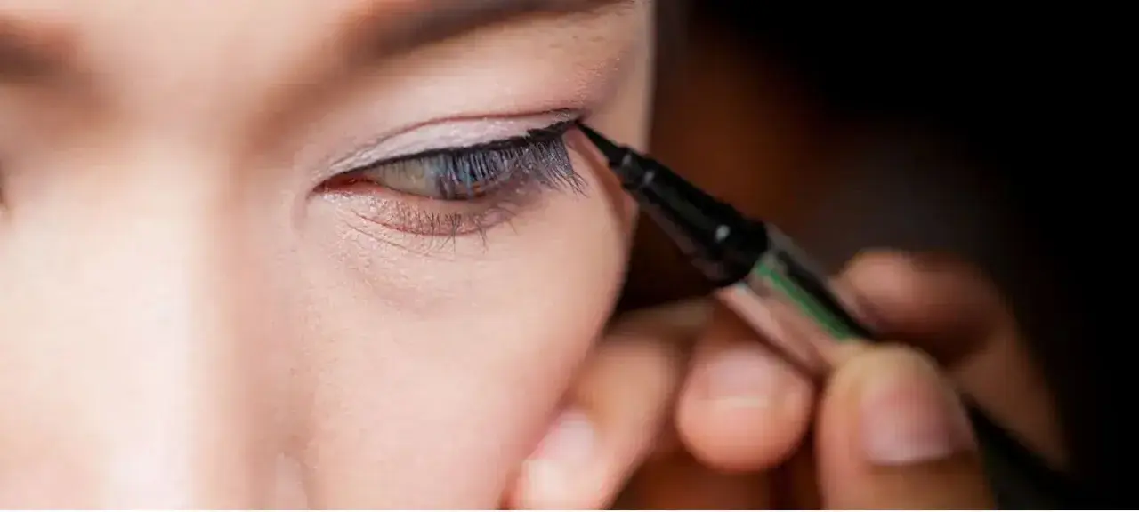 Präzises **eyeliner ziehen bei schlupflidern** mit einem Eyeliner-Stift. Ein feiner Lidstrich hebt das Auge hervor.