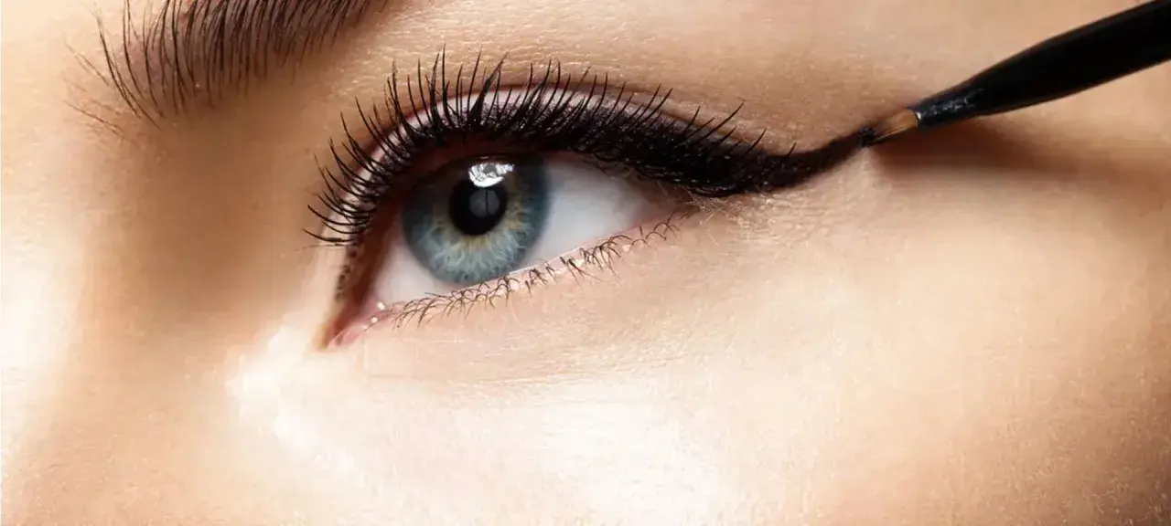 Augen schminken ab 50: Ein feiner Lidstrich betont das blaue Auge. So gelingt der Cat-Eye-Look mühelos.
