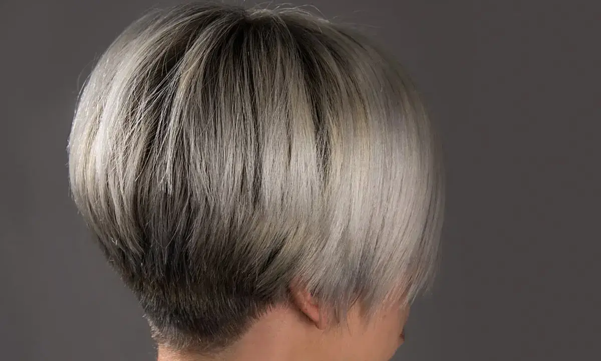 Ein moderner, kurzer Bob mit sehr feinem Haar, das von dunkel zu hellblond verläuft.