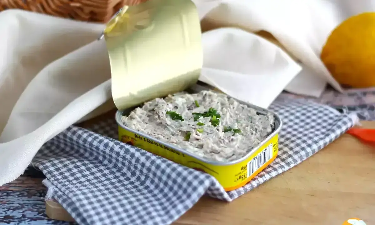 So einfach wie es aussieht: Sardinen aus der Dose, garniert mit Schnittlauch, warten darauf, gegessen zu werden. Ein Zitronen-Tipp für den Geschmack.