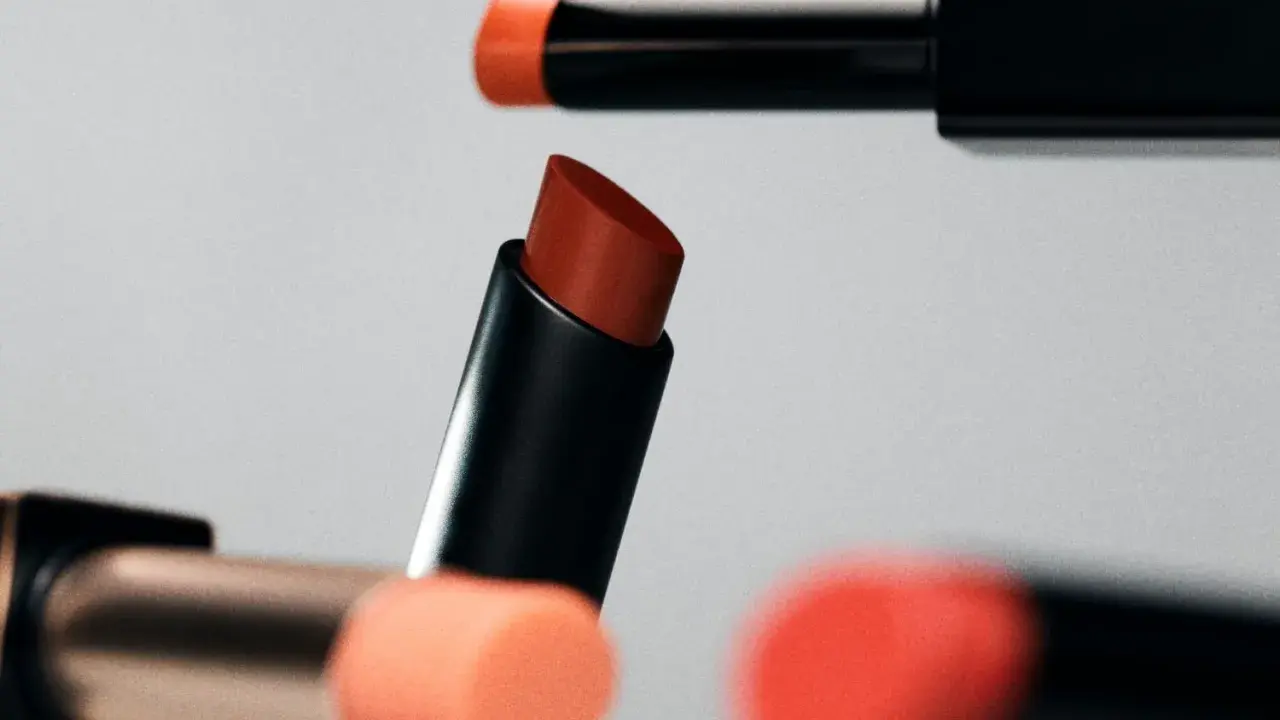 Mehrere Lippenstifte in verschiedenen Rottönen. Die Frage, wie lange sind Lippenstifte haltbar, beschäftigt viele.