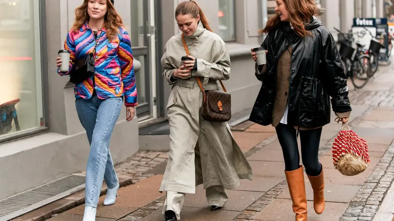 Drei Frauen spazieren mit Kaffee. Die mittlere trägt weite Hosen zu Pumps. Die rechte zeigt, welche Hose zu Boots Damen passt: Leggings und hohe Stiefel.