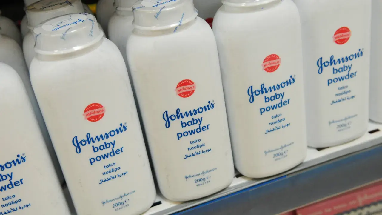 Reihe von Johnson's Babypuder-Flaschen. Eine clevere Anwendung ist Babypuder als Trockenshampoo.