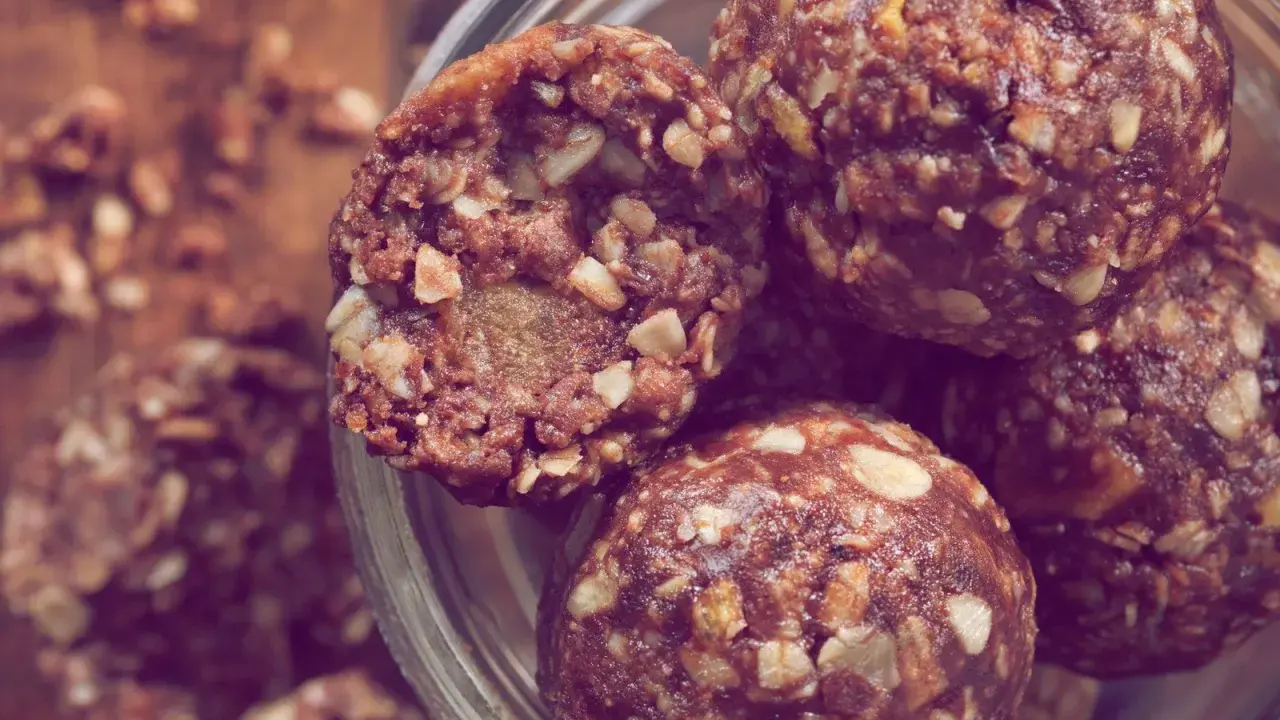 Energiekugeln, perfekt für late night snacks. Nussig, schokoladig und voller guter Zutaten.