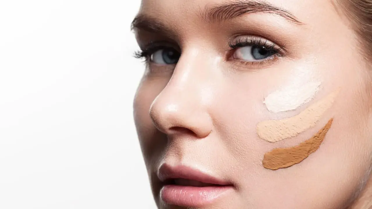 Haut mit drei Foundation-Swatches. Perfekt, um den richtigen Farbton für dein **Foundation selber machen** zu finden.