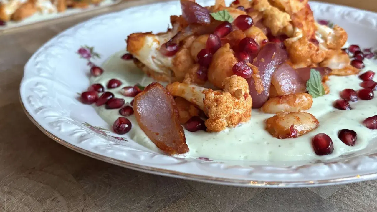 Gerösteter Blumenkohl mit Granatapfelkernen und cremiger Sauce – ein leichtes Essen für den Sommer.