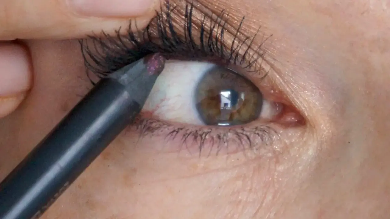 Ein Kajalstift wird auf die untere Wasserlinie des Auges aufgetragen, um den Blick zu intensivieren.