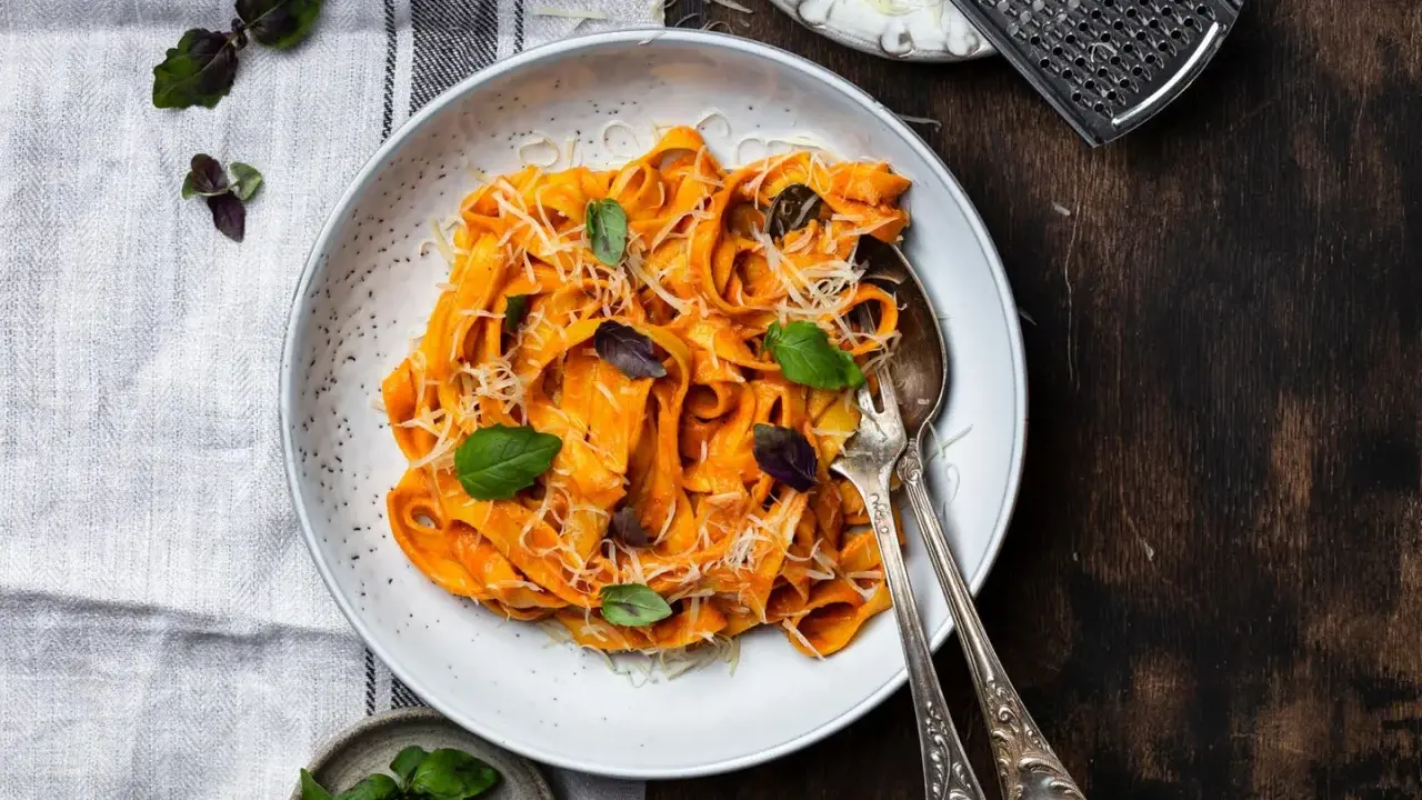 Gigi Hadid Pasta: Cremige Tomaten-Pasta mit frischem Basilikum und Parmesan. Ein Gericht, das man sich gönnen muss!