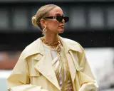 Stylische Frau mit Dutt, Sonnenbrille und auffälligem Schmuck. Eine perfekte Frisur, die auch bei fettigen Haaren gut aussieht.