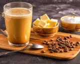 Kaffee mit Butter und Kokosöl. Manche sagen, dieser Bulletproof Coffee macht kaffee dick, aber er liefert Energie.