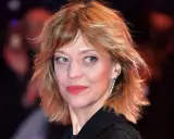 Freche, stufige Frisuren mittellang mit Pony, die dem Look eine jugendliche Ausstrahlung verleihen.