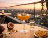 Ein Pornstar Martini Rezept mit Passionsfrucht, Vanille und einem Schuss Sekt. Perfekt für einen Abend auf der Dachterrasse.