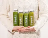 Vier grüne Flaschen mit "frank."-Saft, darunter eine mit Gurke. Die Gurkensaft Wirkung ist erfrischend und belebend.