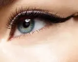 Augen schminken ab 50: Ein feiner Lidstrich betont das blaue Auge. So gelingt der Cat-Eye-Look mühelos.
