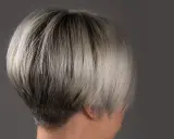 Ein moderner, kurzer Bob mit sehr feinem Haar, das von dunkel zu hellblond verläuft.