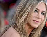 Jennifer Aniston mit ihrem ikonischen, durchgestuften Stufenschnitt mittellang. Ihre blonden Haare fallen weich um ihr Gesicht.