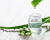 Frisches Aloe Vera Gel tropft in ein Glasfläschchen. Ob man Aloe Vera Gel abwaschen muss, hängt von der Anwendung ab.