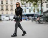 Stilvolle Frau in grauer Jeans, schwarzer Bluse und Plateau-Schuhen. Perfekt, um graue Jeans zu kombinieren!