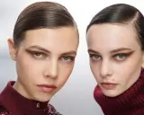 Zwei Models mit Sleek-Hair und dramatischem Augen-Make-up. Tolle Beauty-Tipps für einen glamourösen Look.