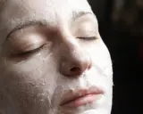 Nahaufnahme einer Frau mit geschlossenen Augen, die eine Quark Honig-Maske gegen Falten trägt.