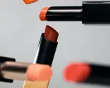 Mehrere Lippenstifte in verschiedenen Rottönen. Die Frage, wie lange sind Lippenstifte haltbar, beschäftigt viele.