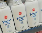 Reihe von Johnson's Babypuder-Flaschen. Eine clevere Anwendung ist Babypuder als Trockenshampoo.