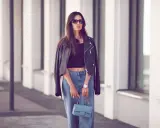 Styling-Idee: Was anziehen bei 20 Grad? Lederjacke, Crop-Top und weite Jeans sind perfekt für einen lässigen Look.