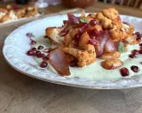 Gerösteter Blumenkohl mit Granatapfelkernen und cremiger Sauce – ein leichtes Essen für den Sommer.