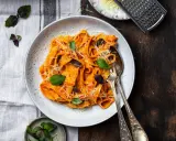 Gigi Hadid Pasta: Cremige Tomaten-Pasta mit frischem Basilikum und Parmesan. Ein Gericht, das man sich gönnen muss!