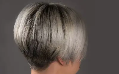Ein moderner, kurzer Bob mit sehr feinem Haar, das von dunkel zu hellblond verläuft.
