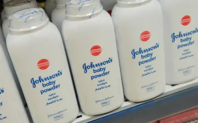 Reihe von Johnson's Babypuder-Flaschen. Eine clevere Anwendung ist Babypuder als Trockenshampoo.