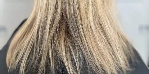 Blondes Haar, das so aussieht, als ob die Haare wachsen nicht mehr. Die Spitzen sind leicht ausgefranst.