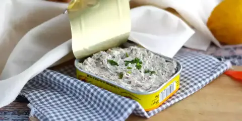 So einfach wie es aussieht: Sardinen aus der Dose, garniert mit Schnittlauch, warten darauf, gegessen zu werden. Ein Zitronen-Tipp für den Geschmack.