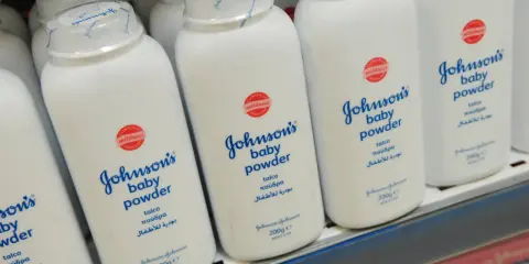 Reihe von Johnson's Babypuder-Flaschen. Eine clevere Anwendung ist Babypuder als Trockenshampoo.