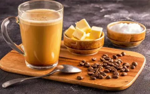 Kaffee mit Butter und Kokosöl. Manche sagen, dieser Bulletproof Coffee macht kaffee dick, aber er liefert Energie.