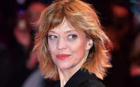 Freche, stufige Frisuren mittellang mit Pony, die dem Look eine jugendliche Ausstrahlung verleihen.