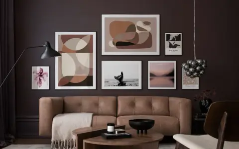 Ein Wohnzimmer mit brauner Ledercouch, Kunstwerken in Erdtönen und einem schwarzen Lampenschirm. Diese Farben passen gut zu Schwarz und schaffen eine elegante Atmosphäre.