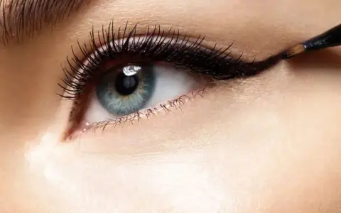 Augen schminken ab 50: Ein feiner Lidstrich betont das blaue Auge. So gelingt der Cat-Eye-Look mühelos.