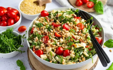 Ein bunter Nudelsalat mit Kirschtomaten, Rucola und Pinienkernen – perfekt für gesunde Sommerrezepte.