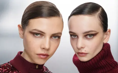 Zwei Models mit Sleek-Hair und dramatischem Augen-Make-up. Tolle Beauty-Tipps für einen glamourösen Look.
