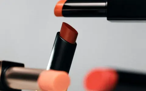Mehrere Lippenstifte in verschiedenen Rottönen. Die Frage, wie lange sind Lippenstifte haltbar, beschäftigt viele.