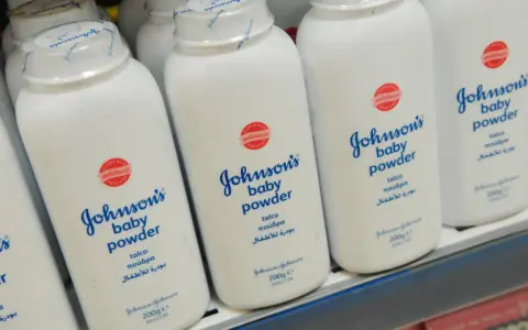 Reihe von Johnson's Babypuder-Flaschen. Eine clevere Anwendung ist Babypuder als Trockenshampoo.