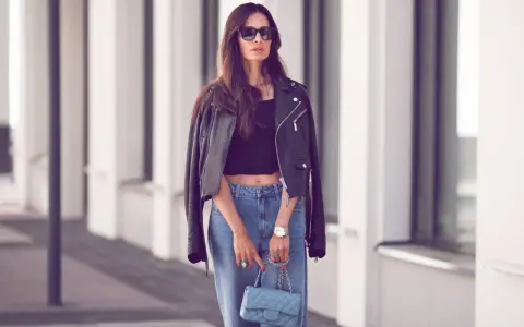 Styling-Idee: Was anziehen bei 20 Grad? Lederjacke, Crop-Top und weite Jeans sind perfekt für einen lässigen Look.