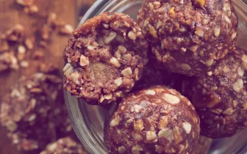 Energiekugeln, perfekt für late night snacks. Nussig, schokoladig und voller guter Zutaten.