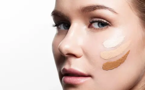 Haut mit drei Foundation-Swatches. Perfekt, um den richtigen Farbton für dein **Foundation selber machen** zu finden.