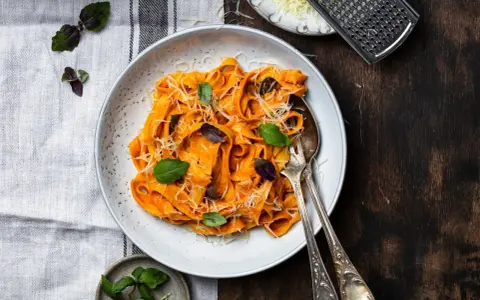 Gigi Hadid Pasta: Cremige Tomaten-Pasta mit frischem Basilikum und Parmesan. Ein Gericht, das man sich gönnen muss!
