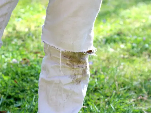 Hose mit hartnäckigen Grasflecken, die nach einer Wäsche noch sichtbar sind. Tipps zum Grasflecken entfernen gesucht.
